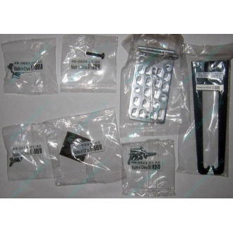 Комплект креплений для маршрутизаторов Cisco Catalyst: уши (уголки) в Пуршево, болты в Пуршево, ножки в Пуршево, держатель для кабеля (Пуршево)